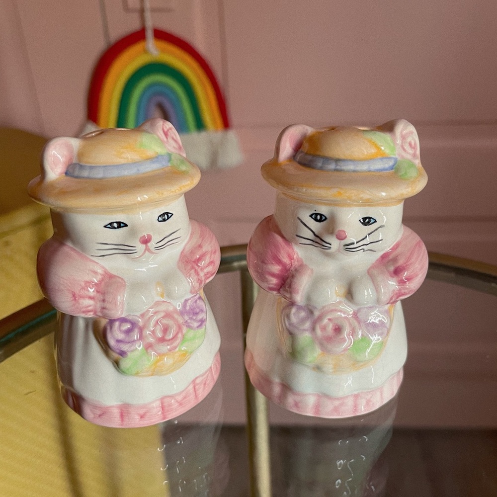 Cute, Retro, Cats in Bonnets Shaker Set